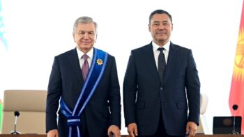 Japarov Shavkat Mirziyoevga I darajali «Manas» ordenini topshirdi